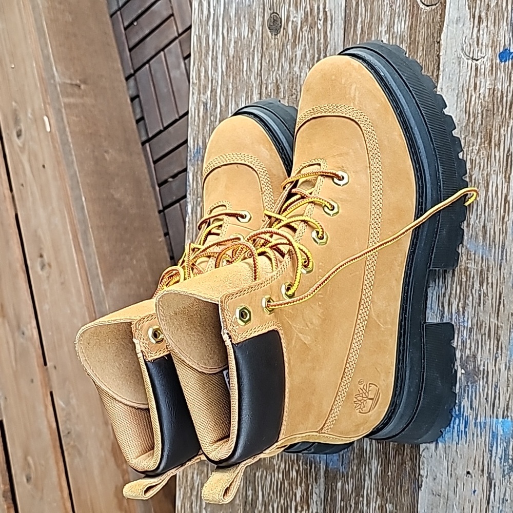 Women's Timberland Chunky Sky Boots New 9